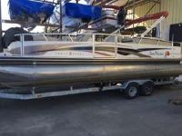 Sun Tracker Party Barge 26 Io Regency Edition