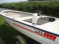 Bootje Met Motor En Dekkleed
